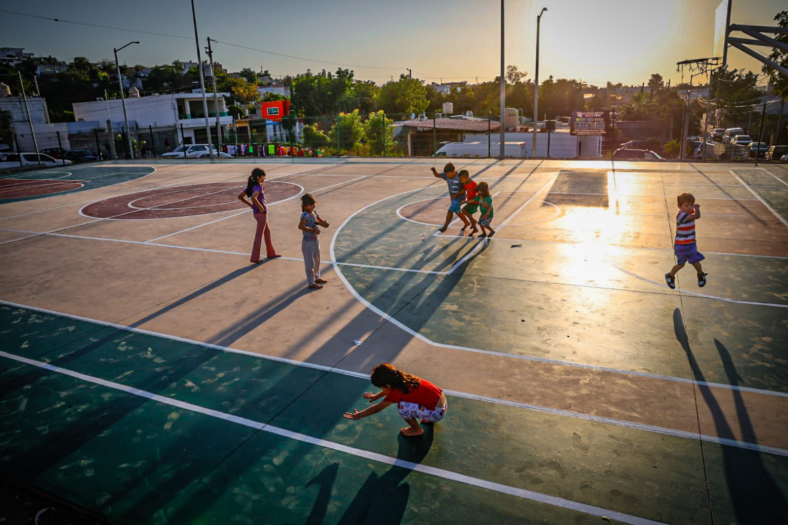 Niños juegan en cancha en Culiacán