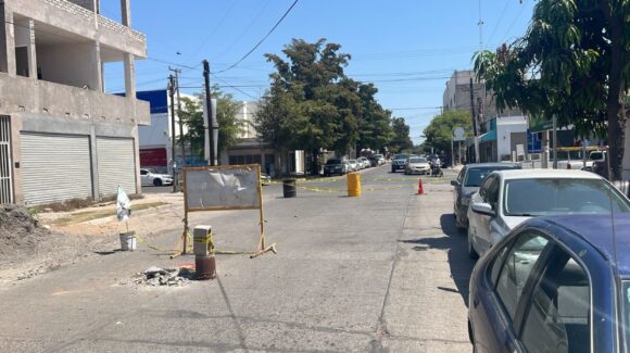 Cambian dos rutas de transporte urbano por cierre de la Corregidora tras hundimiento, en Guasave, Sinaloa