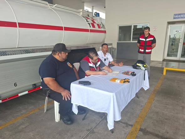 OMA dona equipo a Bomberos Veteranos de Mazatlán y Villa Unión