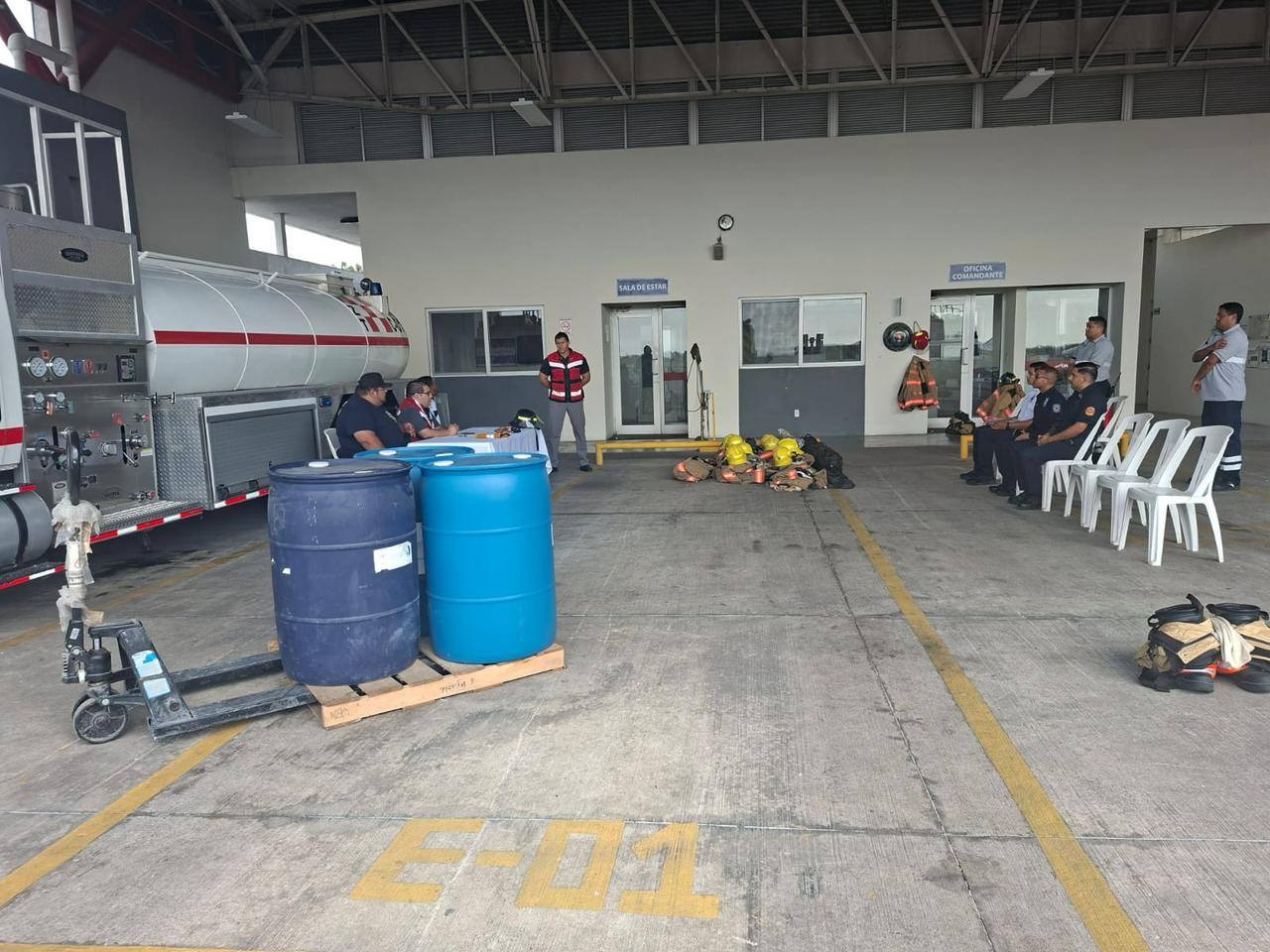 OMA dona equipo a Bomberos Veteranos de Mazatlán y Villa Unión