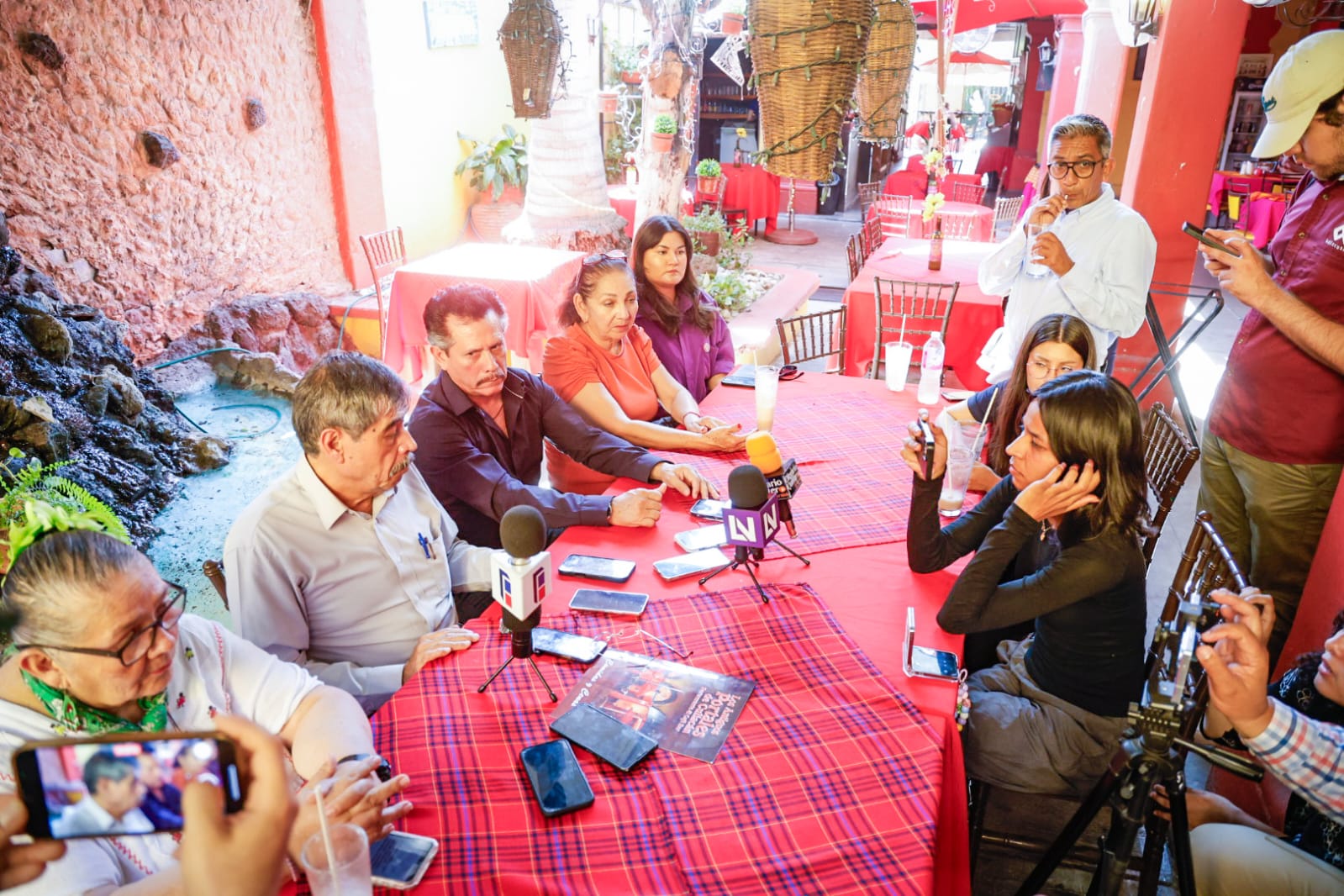 Óscar Loza Ochoa, titular de la CEDH, en rueda de prensa en Culiacán
