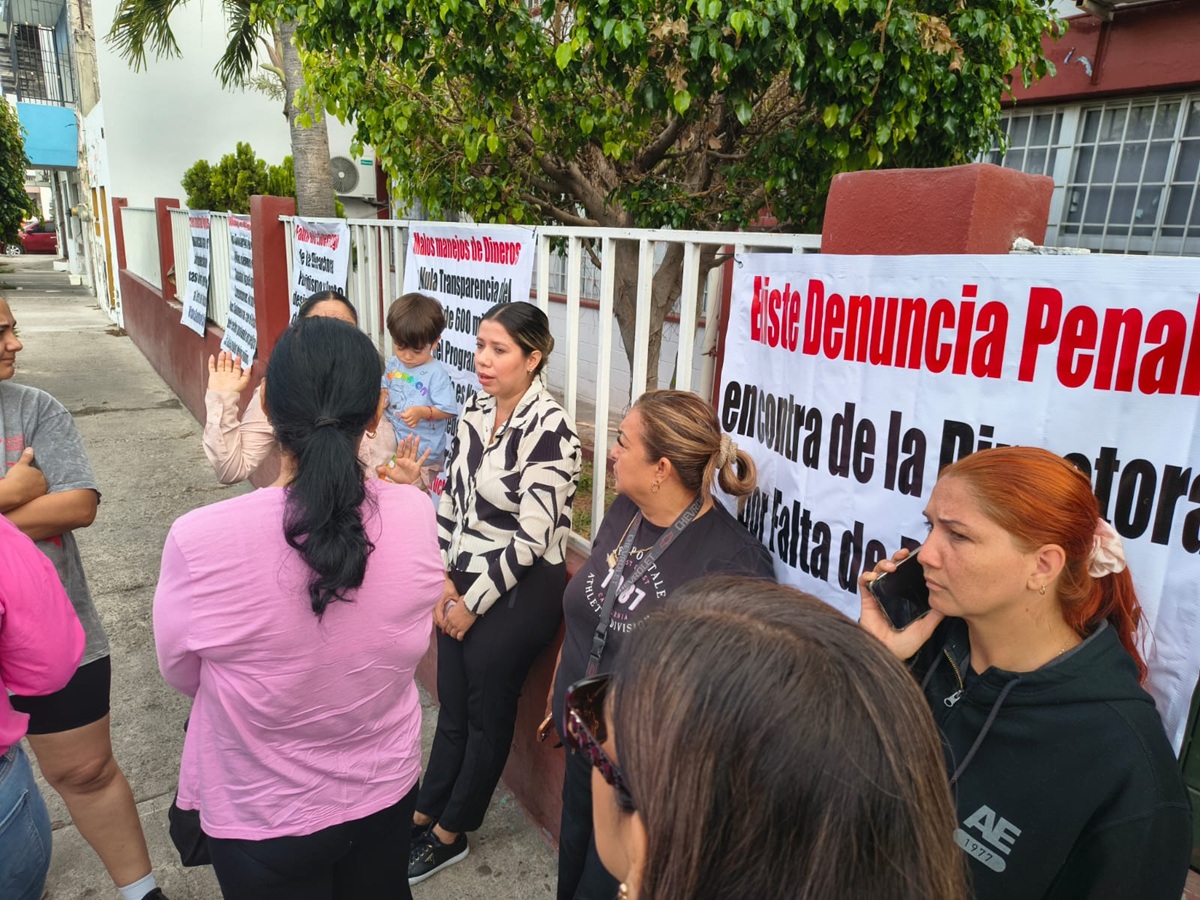 Padres de familia toman primaria El Chamizal, en Mazatlán