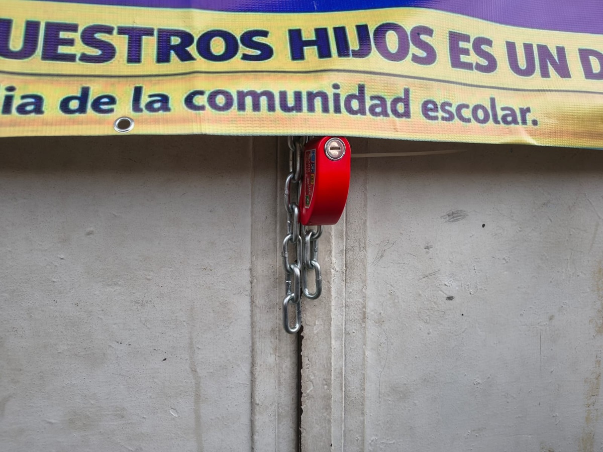 Padres de familia toman primaria El Chamizal, en Mazatlán