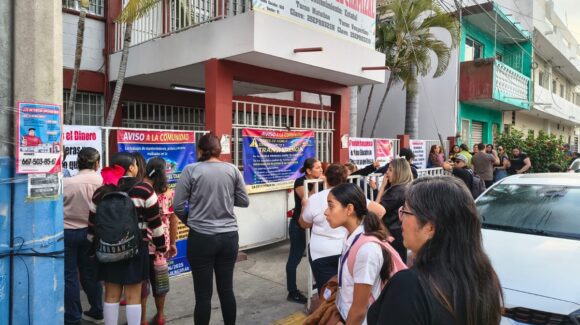 Padres toman primaria El Chamizal en Mazatlán, Sinaloa; acusan presuntas irregularidades de directora