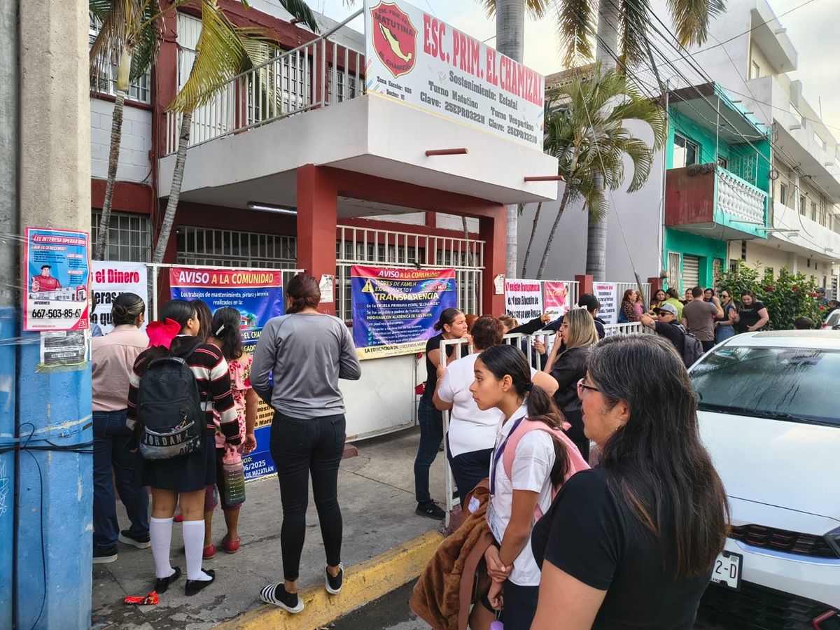 Padres de familia toman primaria El Chamizal, en Mazatlán