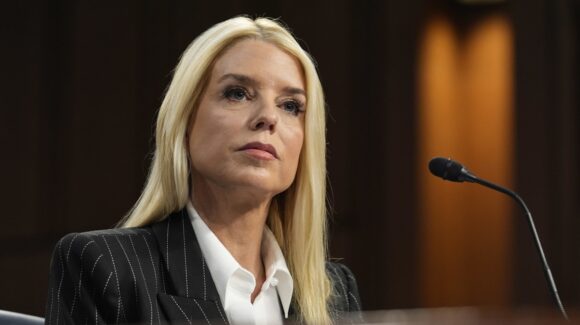 Pam Bondi, fiscal general de EU, es resguardada en una base militar, por este motivo: NYT