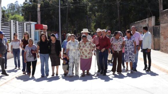 Bienestar para La Trinidad; pavimentan la calle Independencia con el predial rústico en Guasave, Sinaloa