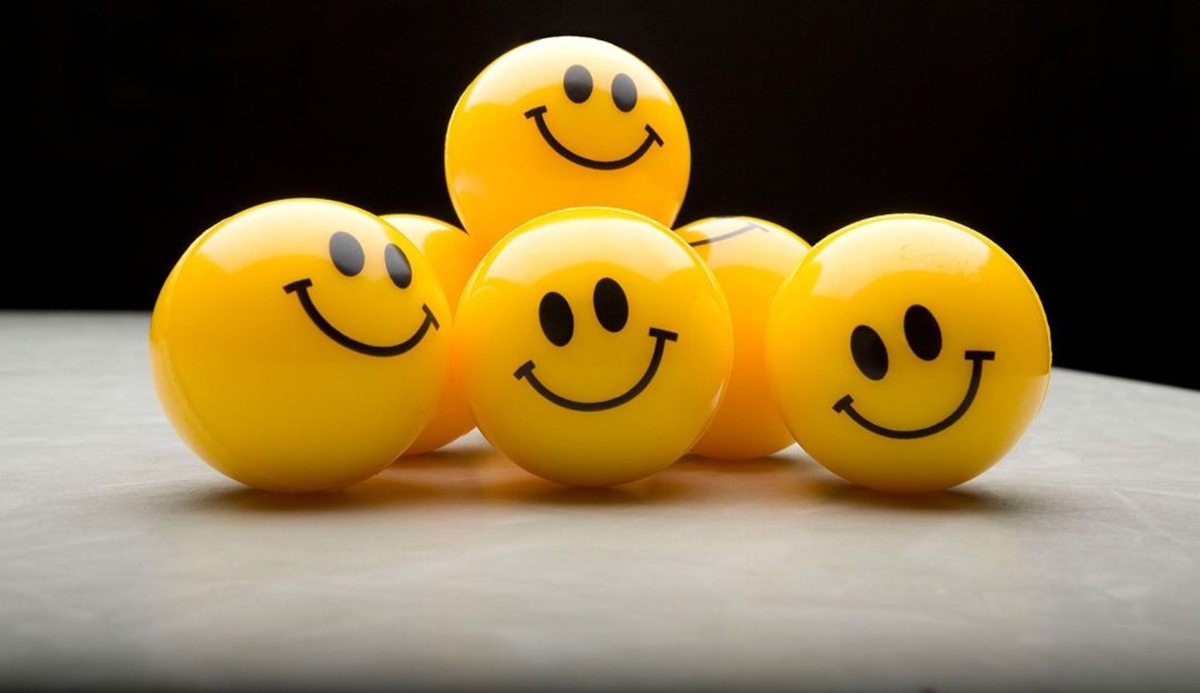 Pelotas con caritas felices