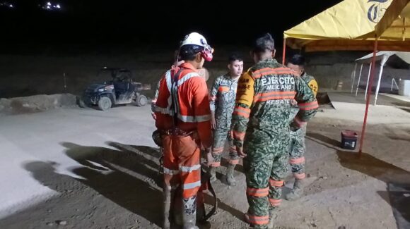 No se detienen: brigadas de rescate trabajan toda la noche en mina de El Rosario, Sinaloa