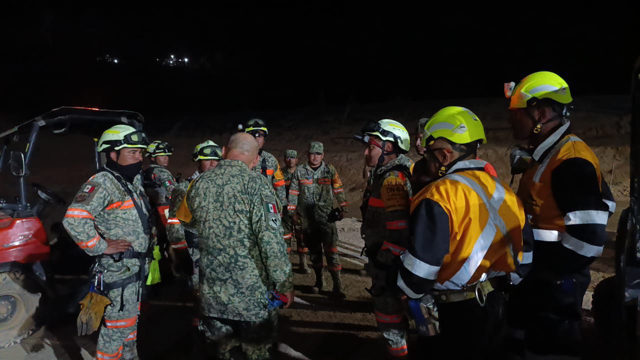 Brigadas de rescate trabajan toda la noche en mina de El Rosario