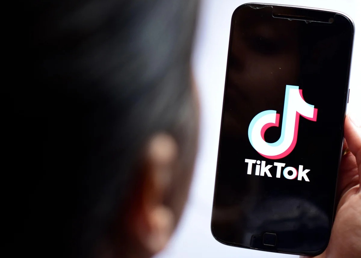 Persona viendo TikTok en su celular