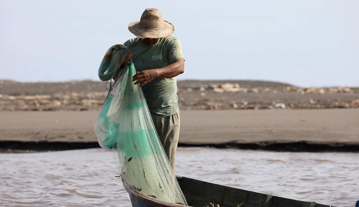 Pescador con su red de captura