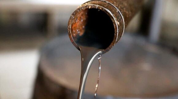 Conflicto en Medio Oriente: Se ‘dispara’ precio del petróleo a un día del cierre del Estrecho de Ormuz