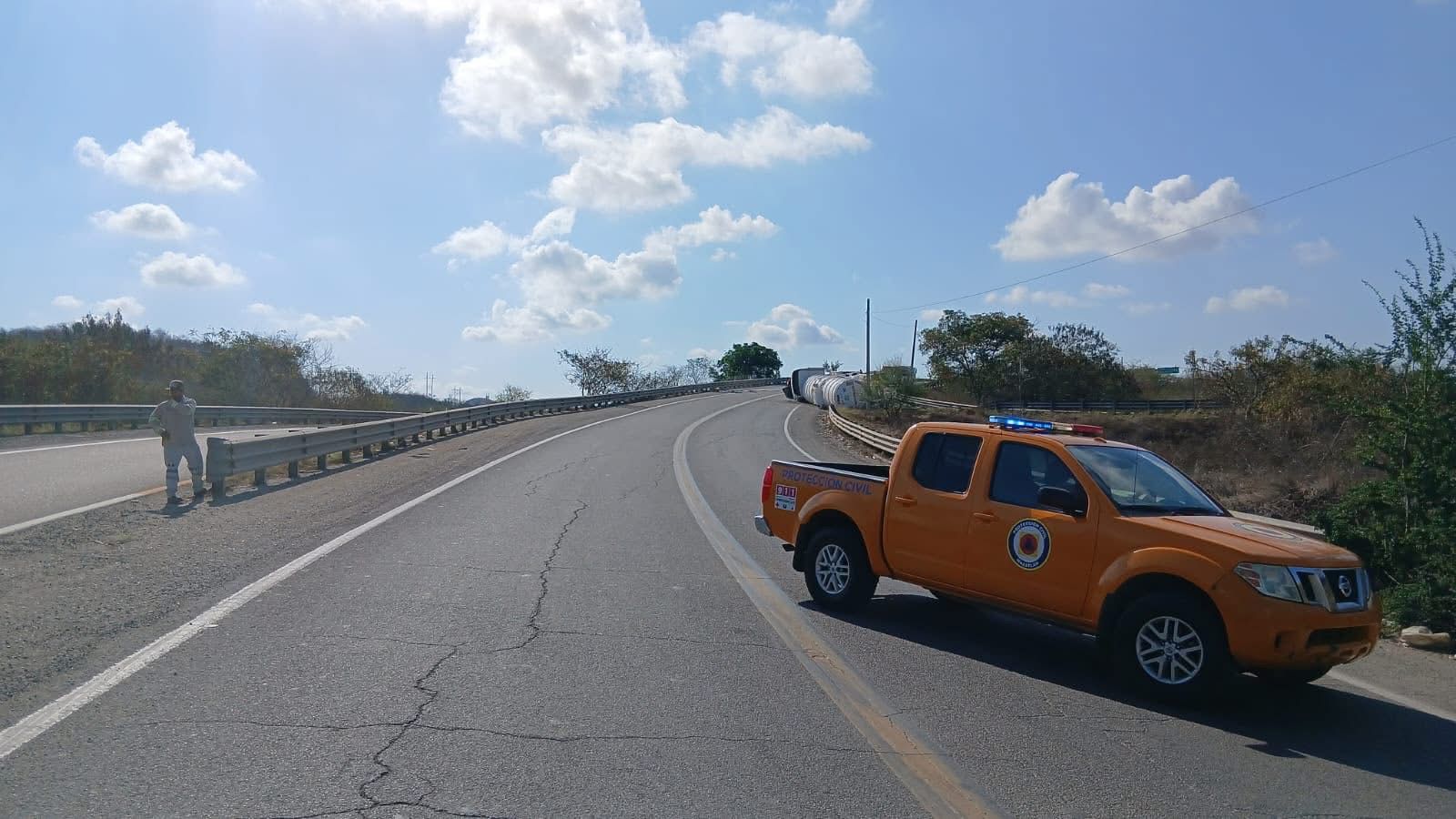 pipa con de combustible vuelca en el chilillo mazatlan y