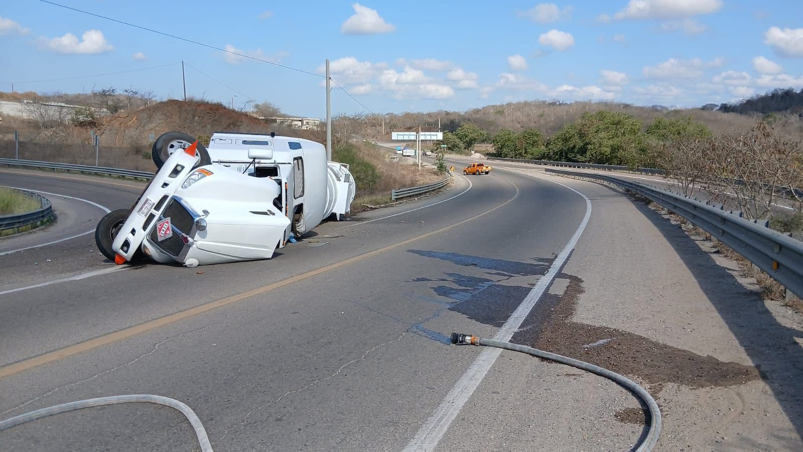 pipa con de combustible vuelca en el chilillo mazatlan y
