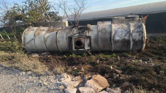 Vuelca remolque cisterna cargado con combustible en la Maxipista Culiacán-Mazatlán en Costa Rica