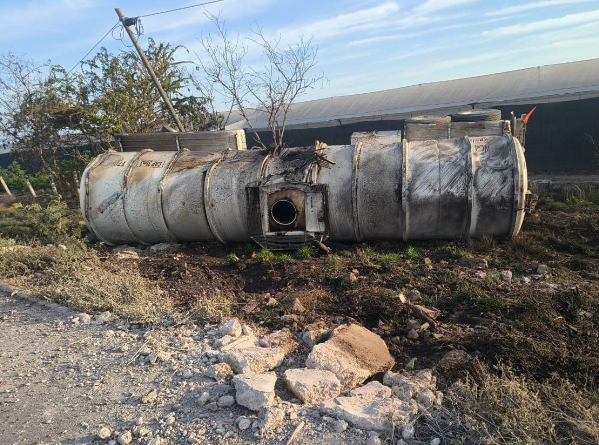 Remolque cisterna cargado con combustible volcado en la Maxipista Culiacán-Mazatlán