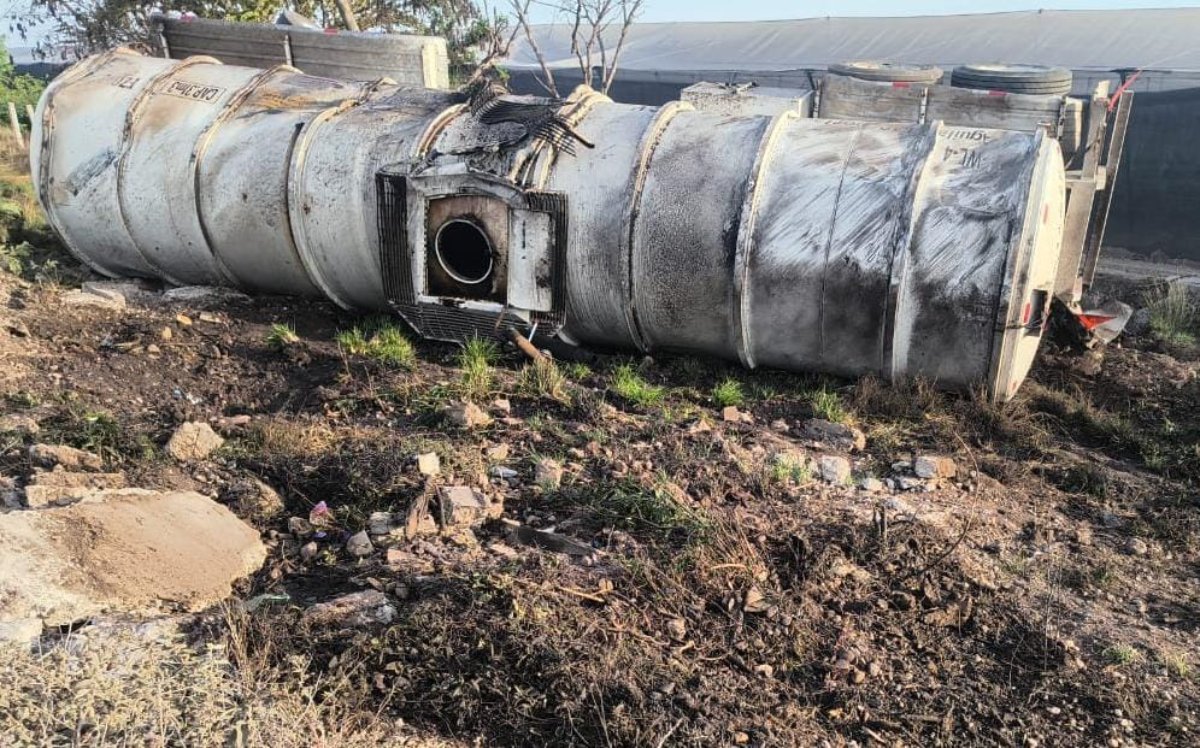 Remolque cisterna cargado con combustible volcado en la Maxipista Culiacán-Mazatlán