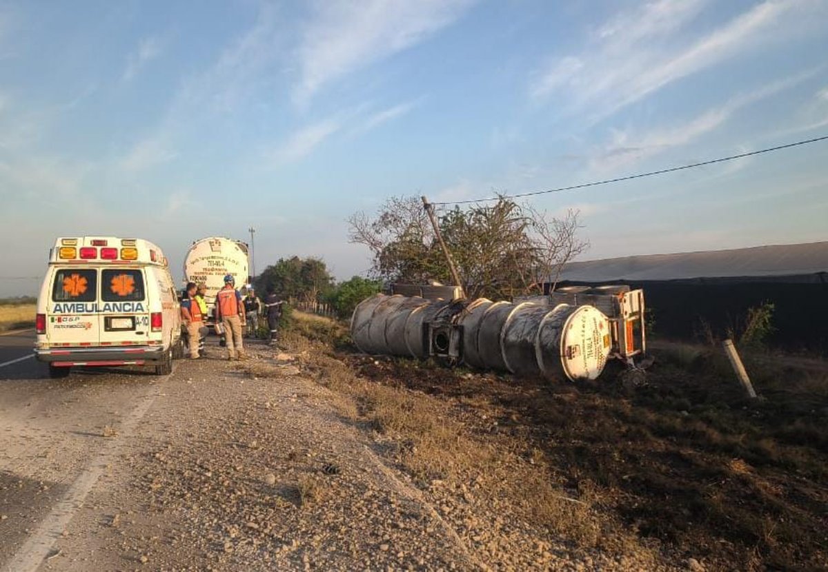 Remolque cisterna cargado con combustible volcado en la Maxipista Culiacán-Mazatlán