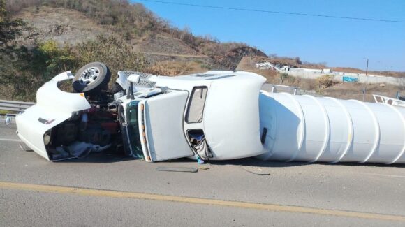 Por volcadura de pipa cargada de combustible hay cierre total en la carretera libre Culiacán–Mazatlán a la altura de El Chilillo