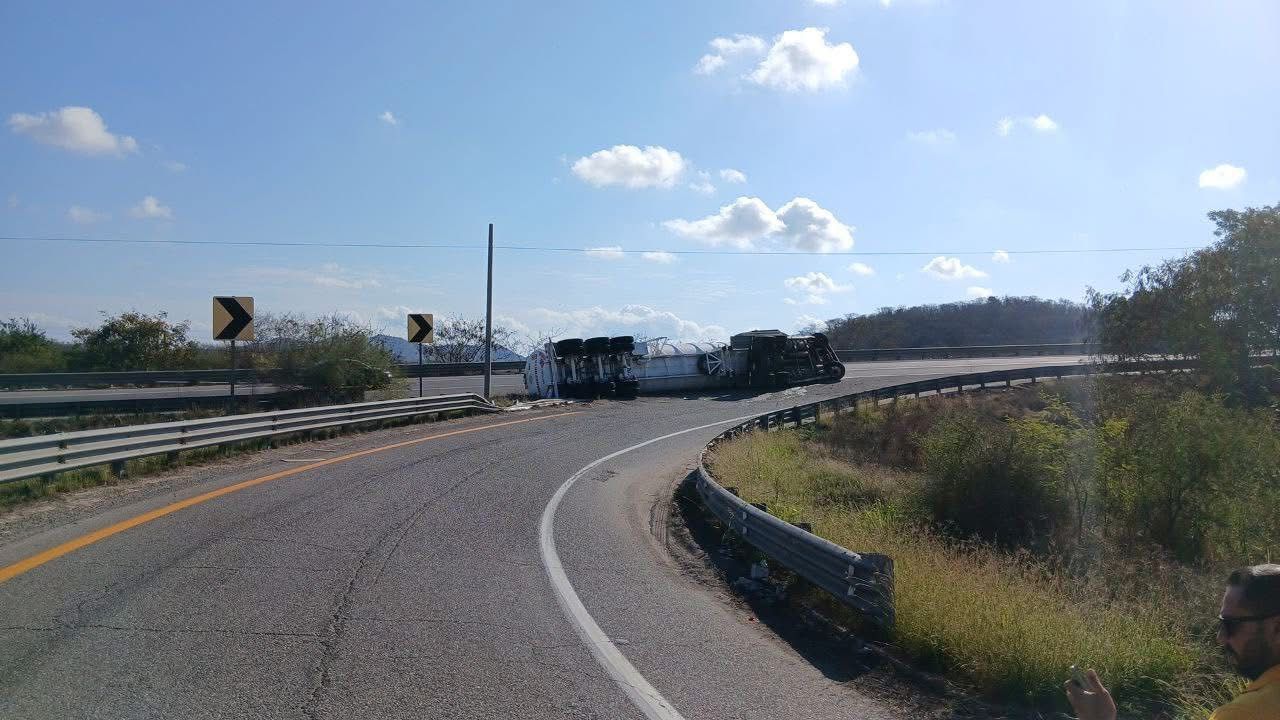 pipa con de combustible vuelca en el chilillo mazatlan y