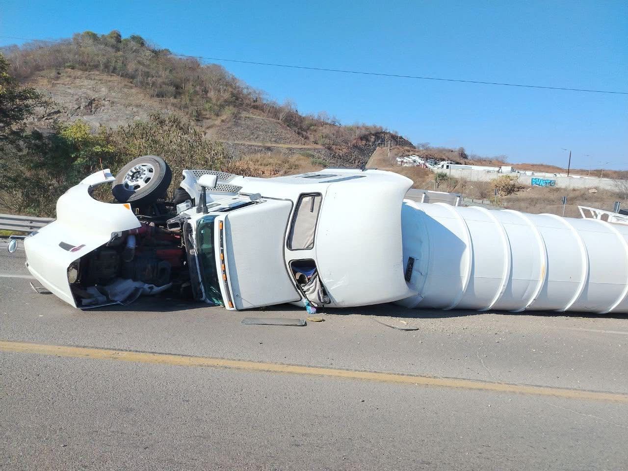 pipa con combustible vuelca en el chilillo mazatlan