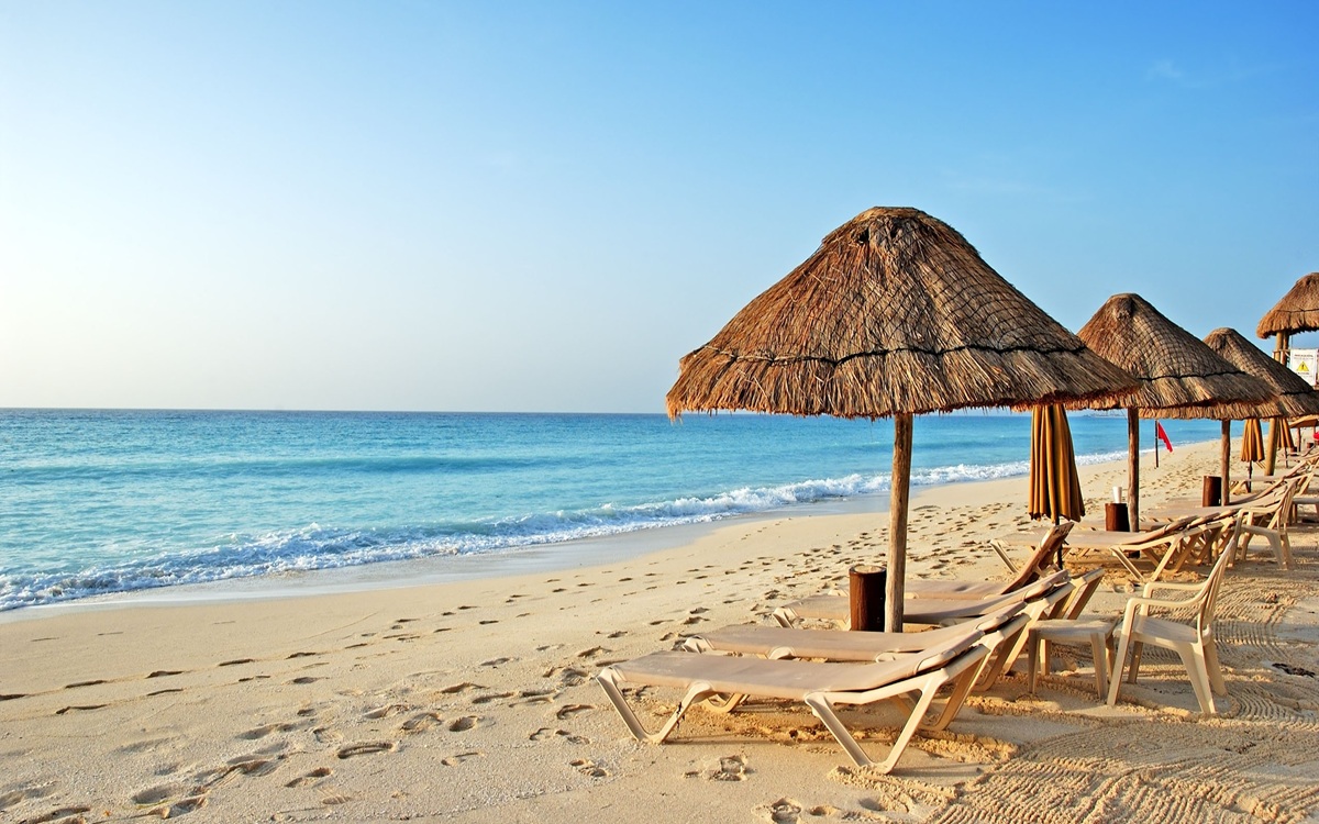 Semana Santa. Playa con camastros
