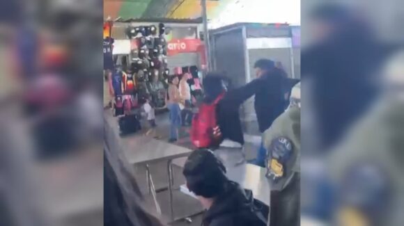 De nueva cuenta jóvenes estudiantes se agarran a golpes en la Zona 30 de Los Mochis, Sinaloa