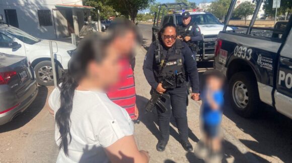 En su día de descanso, policía de Culiacán auxilia a menor extraviado y logran reunirlo con su familia