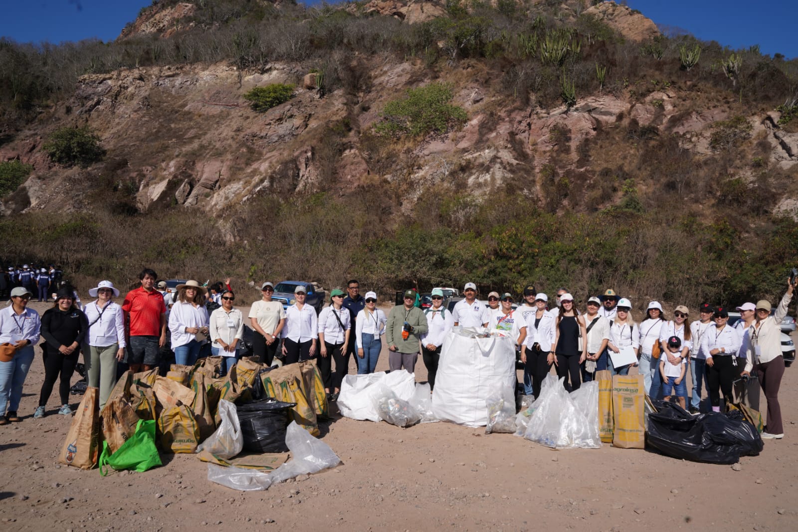 ponen en marcha una jornada de limpieza en la escollera del faro mazatlan