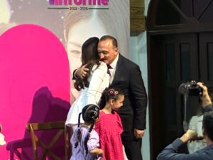 Presidenta de DIF Ahome, Marisa Menéndez de Llano Chávez con el alcalde