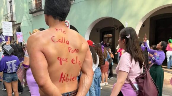 Viral | ‘Tiene un hijo conmigo’: En plena marcha del 8M en Tlaxcala, increpan a presunto deudor alimentario
