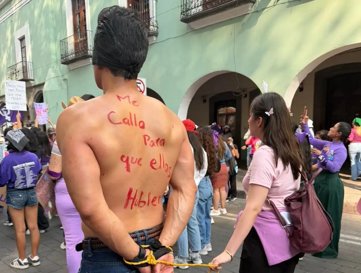 Presunto deudor alimentario increpado en marcha 8M en Tlaxcala