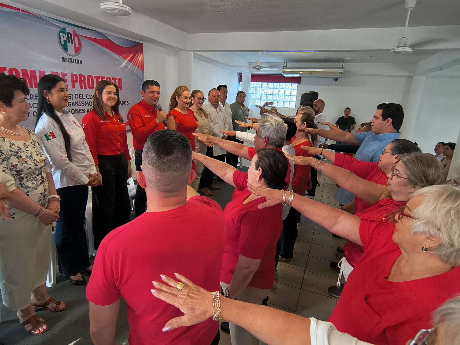 PRI Mazatlán toma protesta a secretaría y sectores