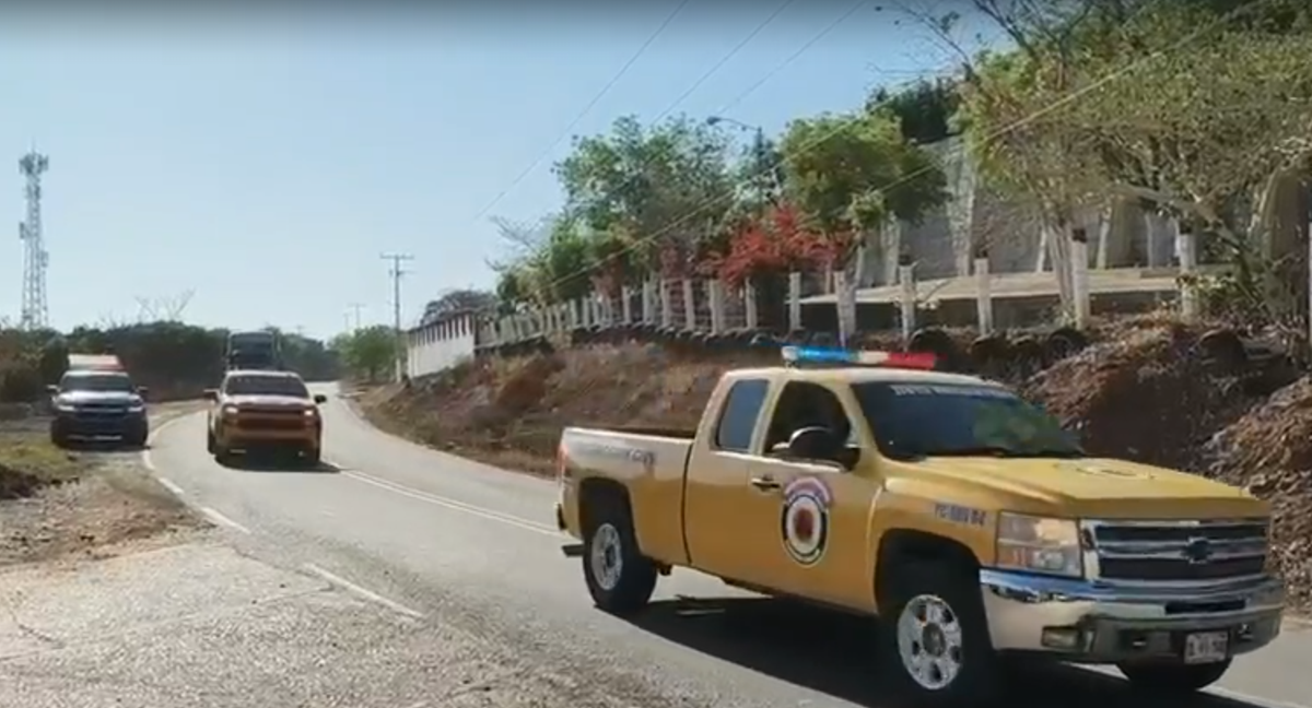 Camionetas de Protección Civil en Rosario se trasladan al lugar del derrumbe