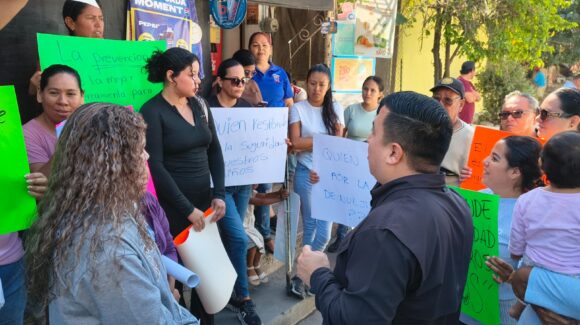 Protestan padres de Mazatlán frente a kínder en la colonia Tierra y Libertad por bodega abandonada