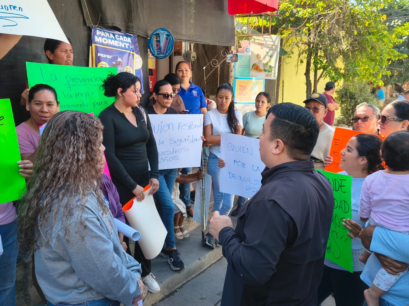 Protestan padres de Mazatlán frente a kínder en la colonia Tierra y Libertad