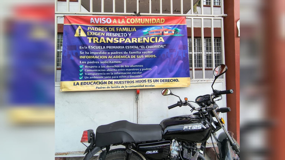 Padres de familia toman primaria El Chamizal, en Mazatlán