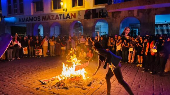 ‘Las paredes se lavan, las desaparecidas no’: protestan con iconoclasia en el Ayuntamiento de Mazatlán tras marcha del 8M