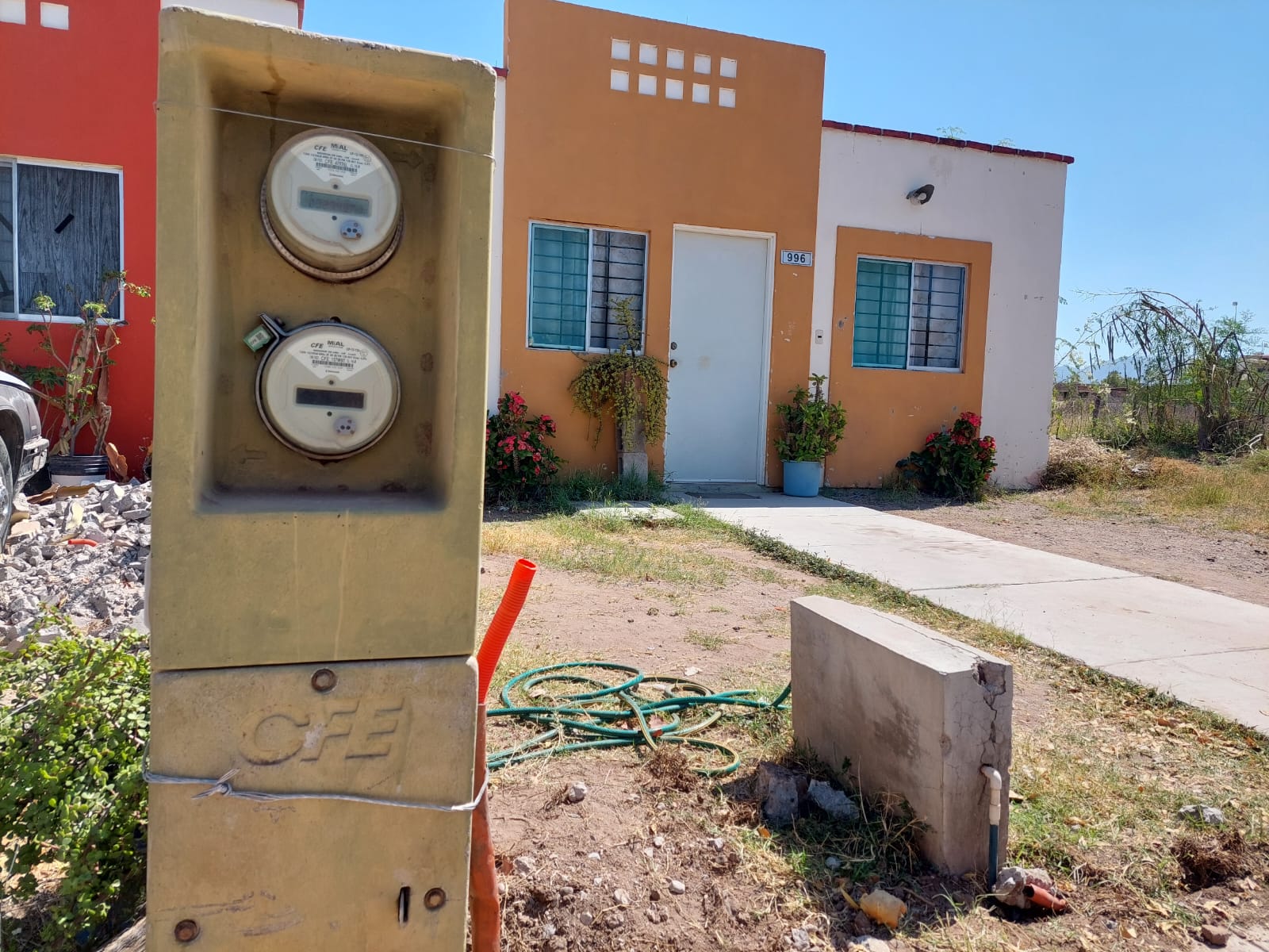 Retiran cableado eléctrico en colonia irregular de Guamúchil