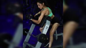 raquelhernandez demostro que cuerpos marcados no son de hombres ejercicio