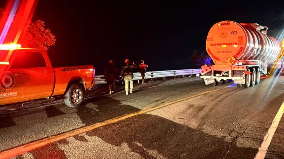 Reabren carretera libre Mazatlán–Culiacán tras 11 horas de intenso operativo por volcadura de pipa en El Chilillo