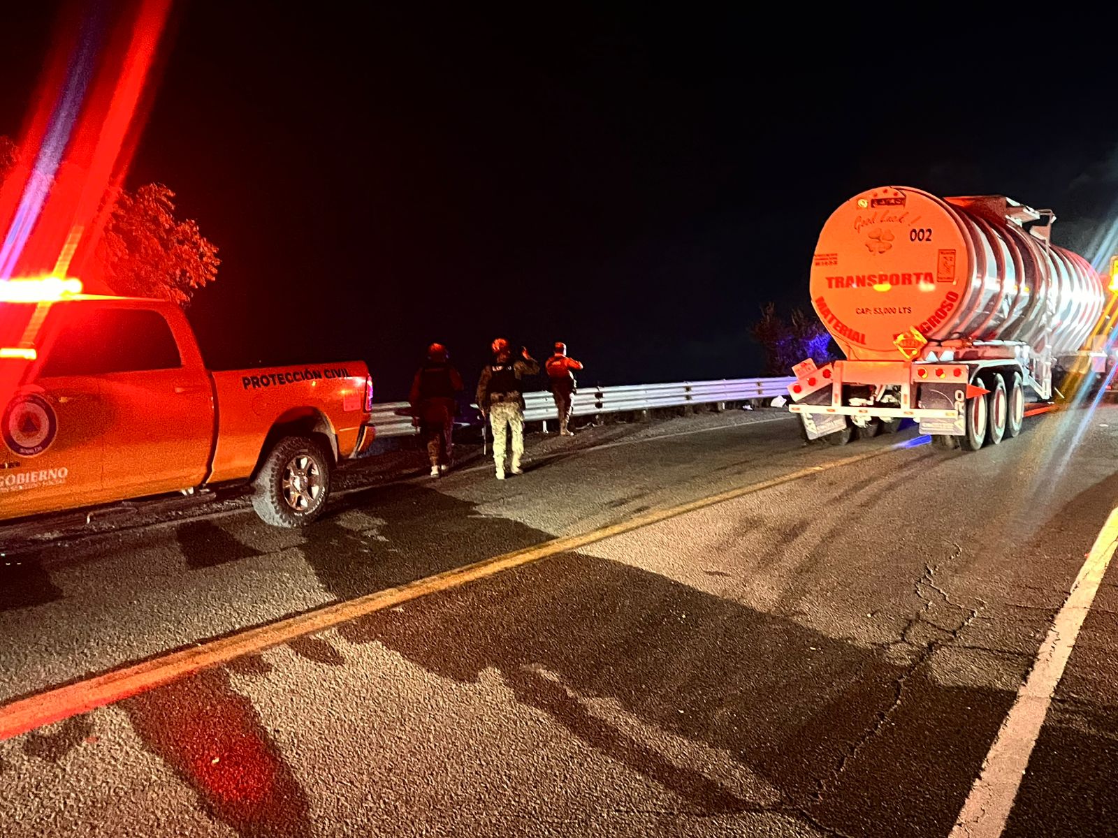 Reabren circulación en la Mazatlán-Culiacán tras volcadura de pipa