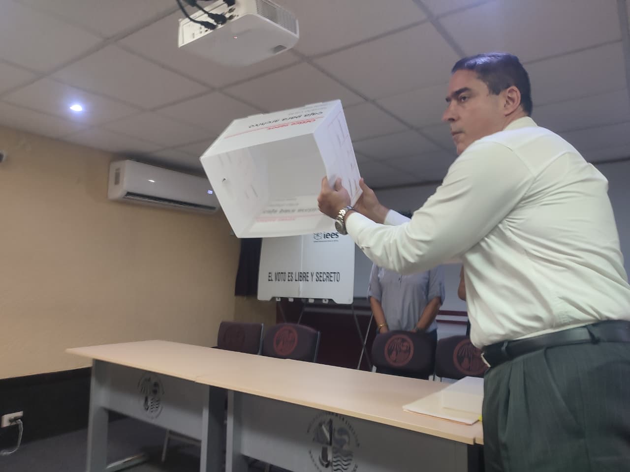 Realizan votación ante notaria para elegir a líder sindical en la UAdeO Unidad Regional Sur
