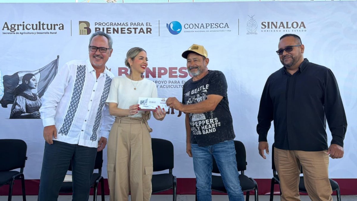 reciben pescadores de mazatlan tarjetas renovadas del bienpesca federal señor