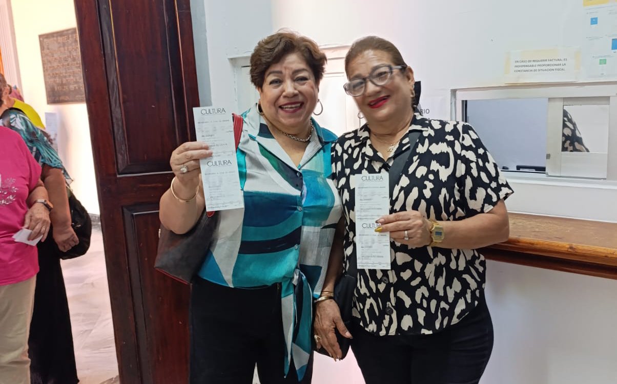 Señoras comprando boletos para concierto