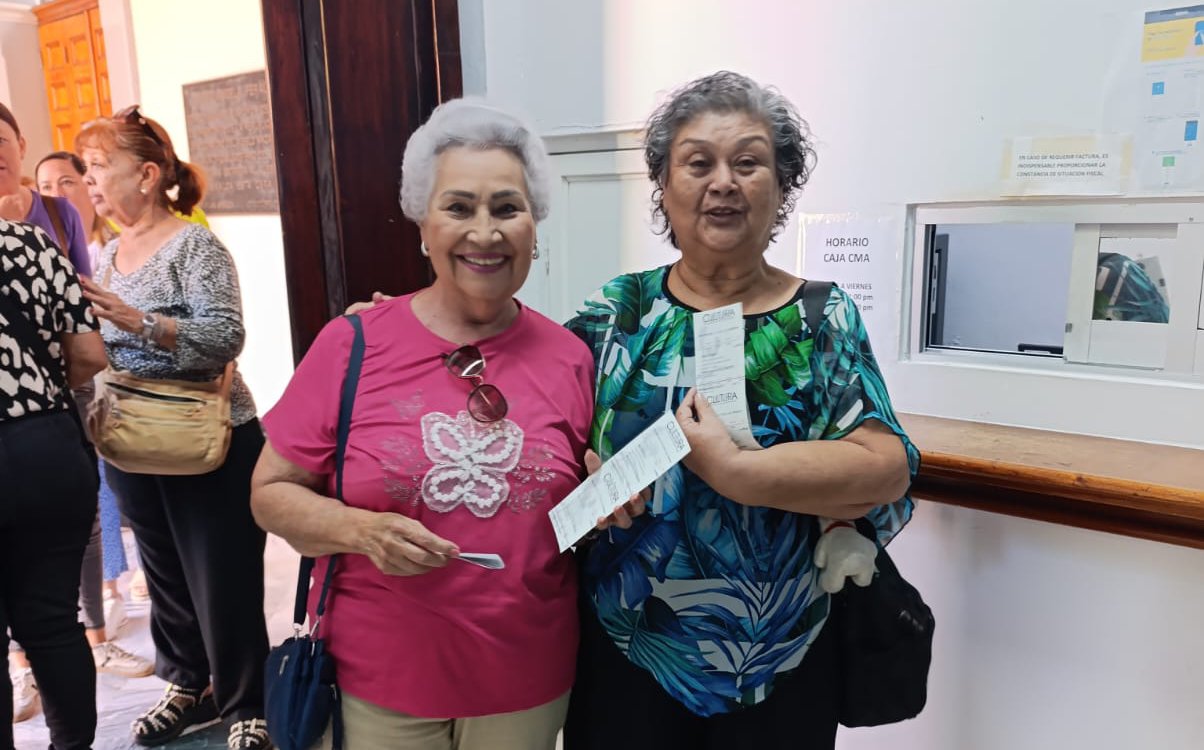 Señoras comprando boletos para concierto