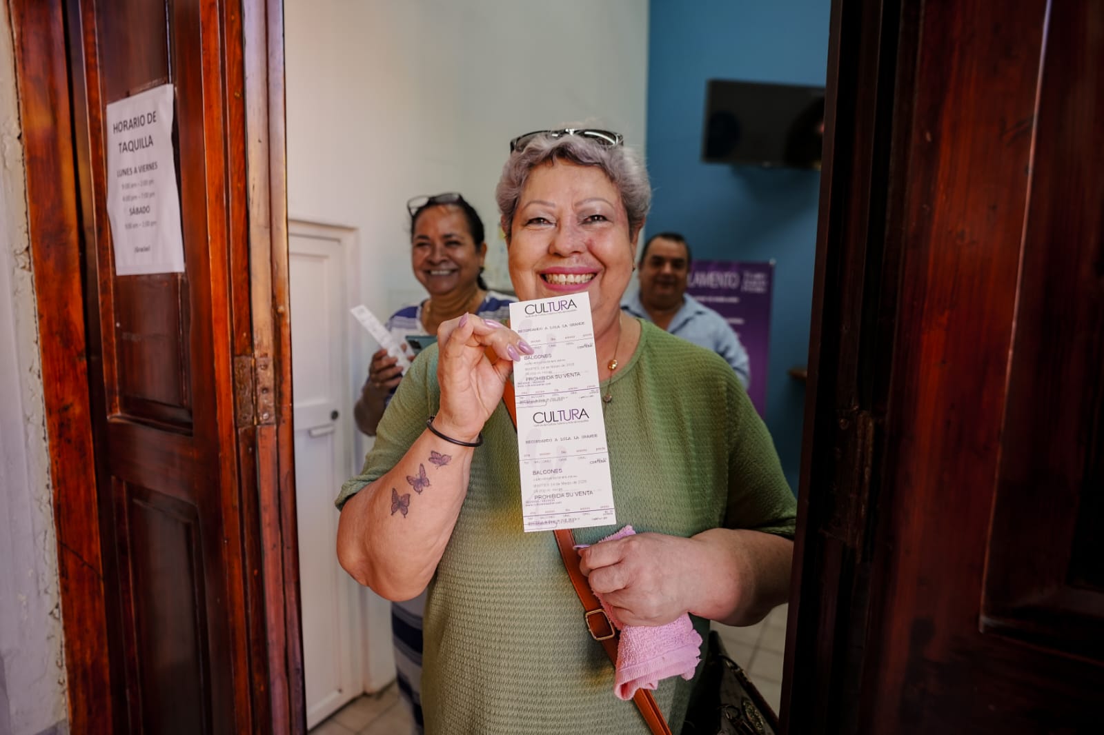 Señora comprando boletos para concierto