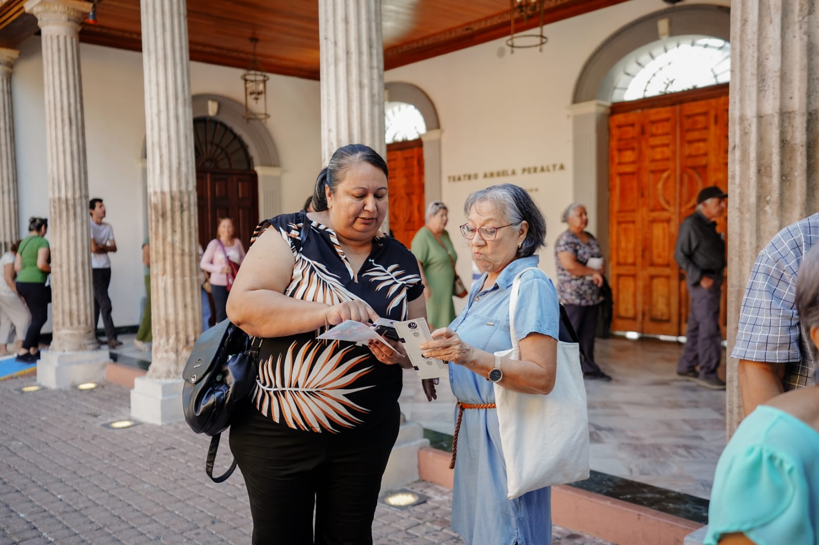 Señoras comprando boletos para concierto