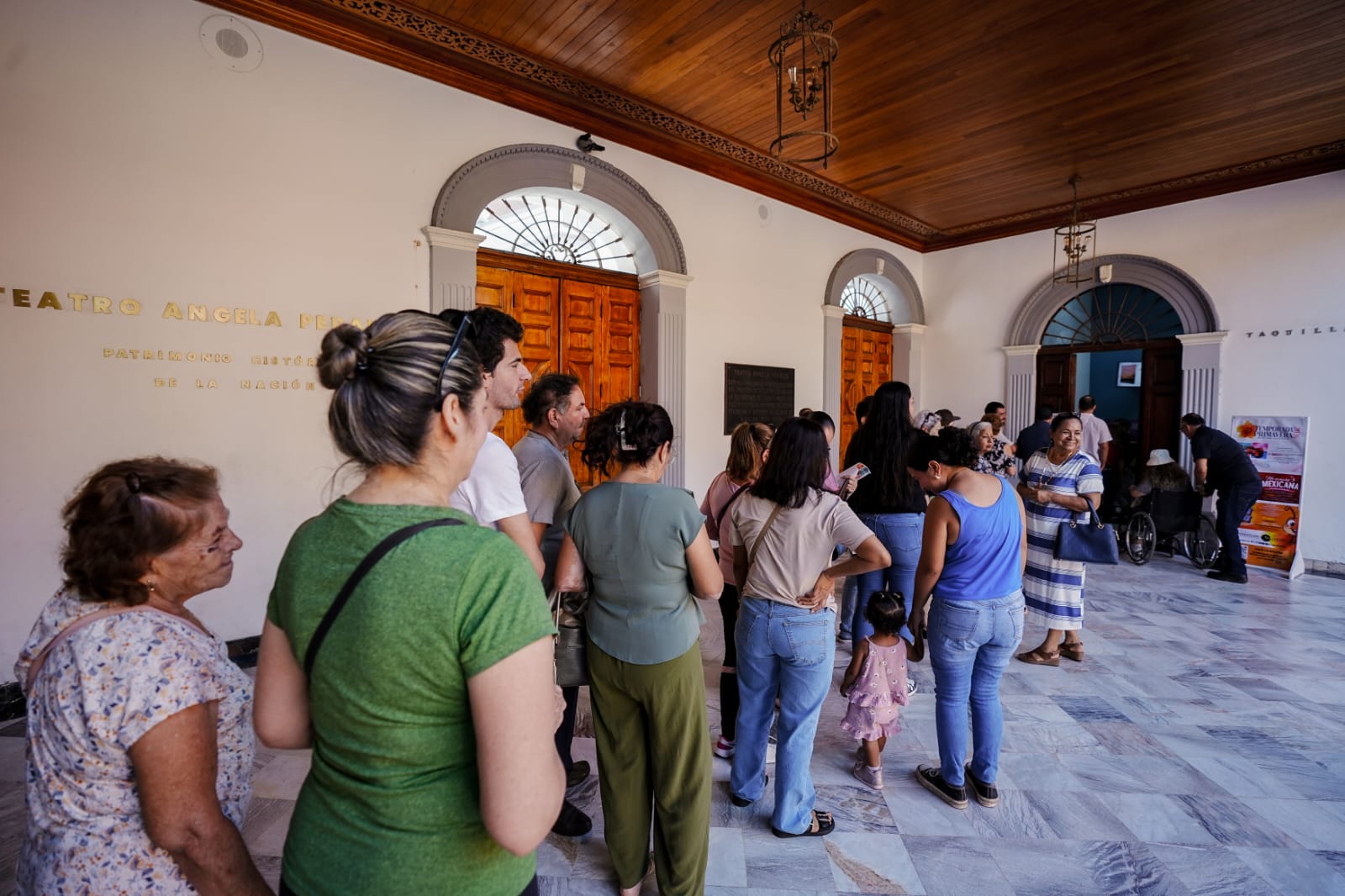 Señoras comprando boletos para concierto